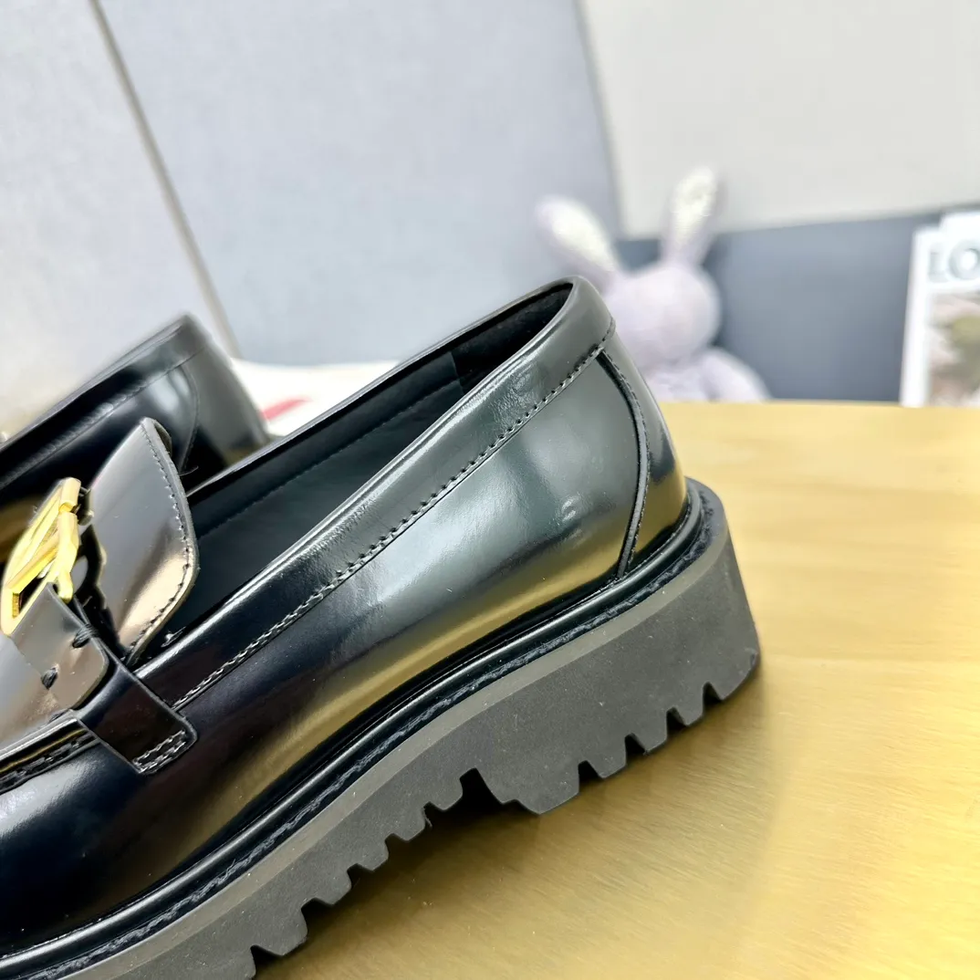 👟👟Ex-factory price 560👟👟 2024【VALENTINO】Valentino's early spring fashionable slip-on loafers are hot new🆕 Versatile style with temperament💃🏻 Slay the whole audience immediately when you put them on [Love] The ultra-simple design is more timeless and attractive! Fashionable and neat feeling, it is a magic tool for increasing your height and slimming down ✨ The shoe collar is specially added with anti-wear latex! You won't feel tired after walking all day long🦶🏻 The upper is made of open-edge beaded cowhide material and paired with a calfskin lining, which is full of texture! 👿Bottom thickness 4.0cm 👿Color: Black Brown 👿Size: 35-40 Factory ready supply